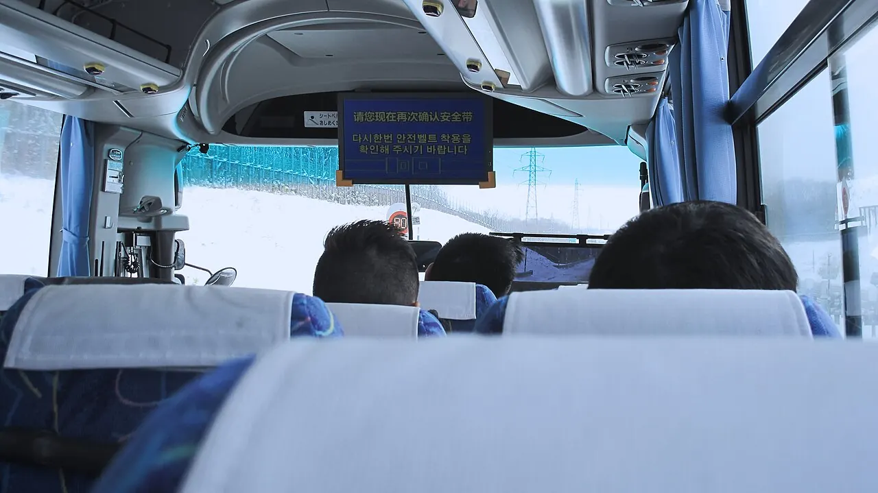 Autobús del aeropuerto. Comprueba el número de línea, la parada en la terminal y la parada próxima al alojamiento antes de subir.