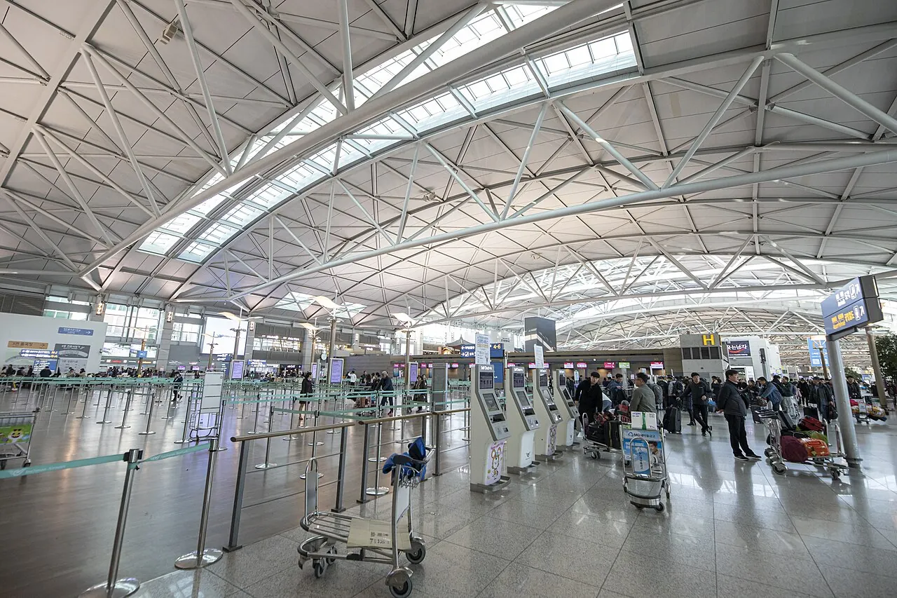 Vestíbulo de salidas de la Terminal 1 de Incheon. Comprueba de nuevo la terminal con el número de vuelo.