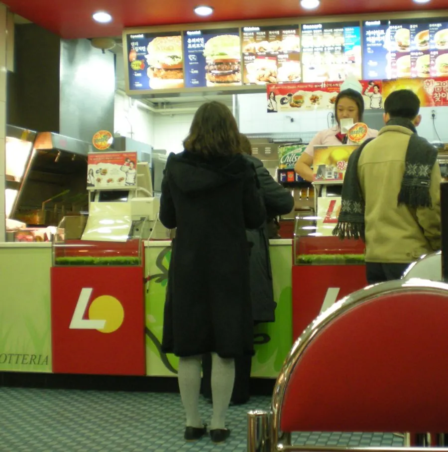 Mostrador de un restaurante. Antes de sentarte, comprueba si se pide en el mostrador, en un quiosco o en la mesa.