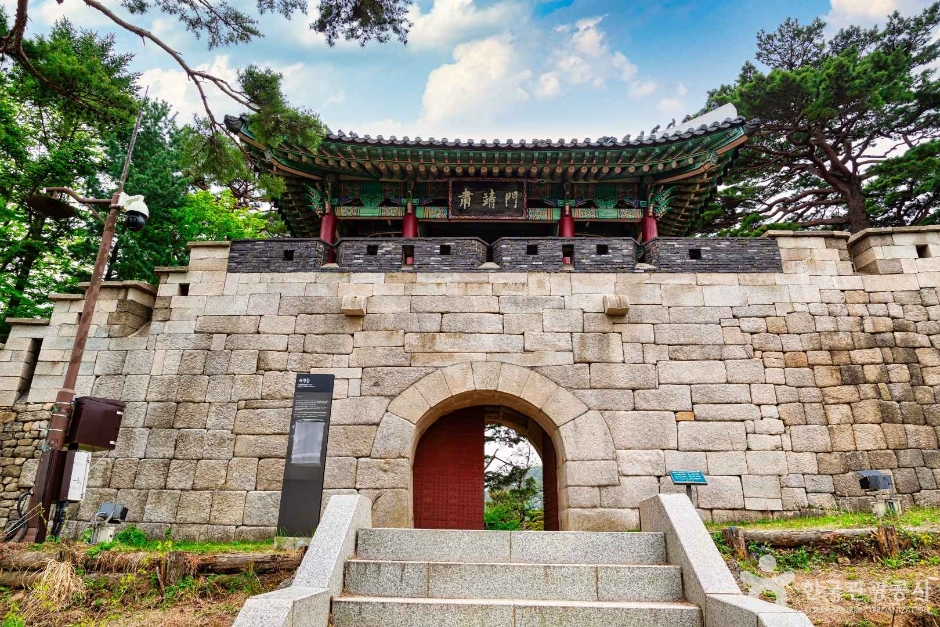 Sukjeongmun Gate on Bugaksan Mountain official photo